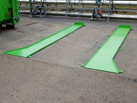 Guide pads under containers